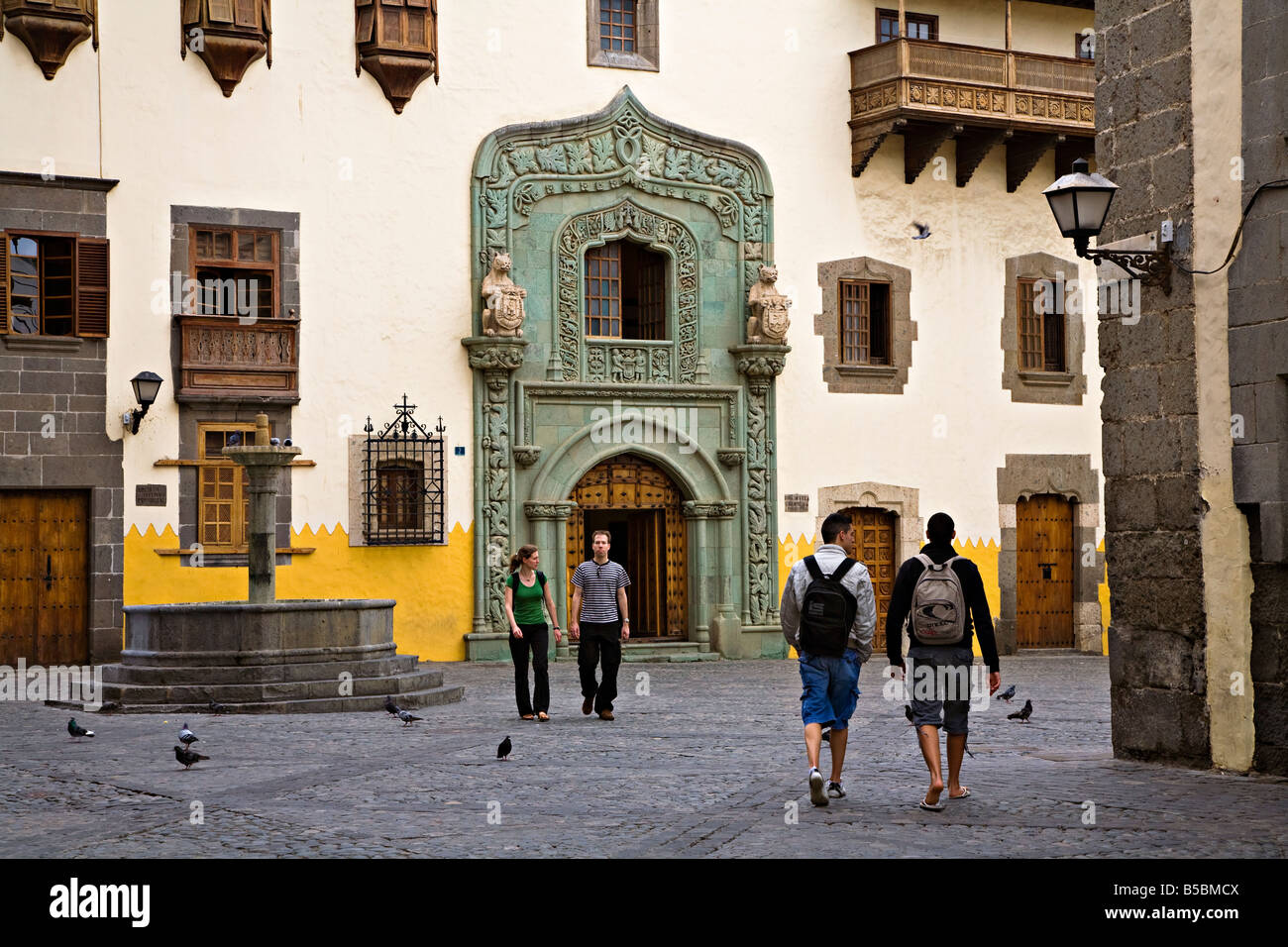 Les gens qui marchent à l'extérieur de la Biblioteca Colombina Casa de Colon (Columbus' house) Las Palmas de Gran Canaria Espagne Banque D'Images
