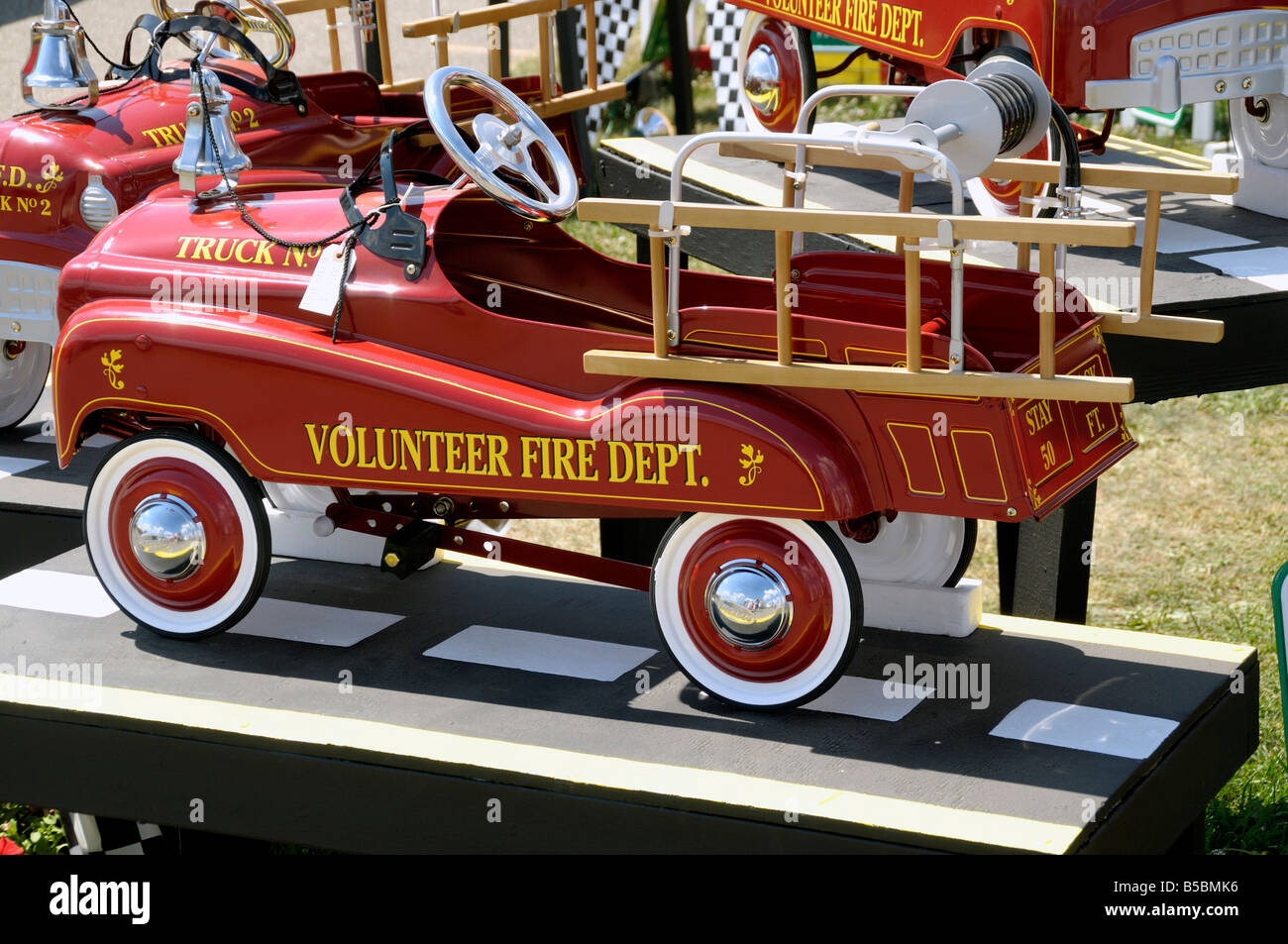 Un camion de pompiers volontaires de monter sur un manège pour les enfants de Trenton, au Michigan Banque D'Images