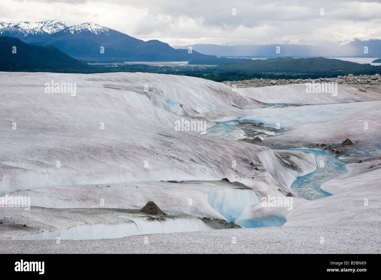La fonte de la glace creuse les ruisseaux au sommet du glacier Mendenhall près de Juneau, en Alaska Banque D'Images