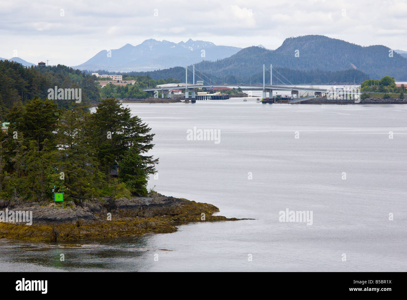 Harbour Road Bridge sépare Chenal East et West Channel à Sitka, en Alaska. Banque D'Images