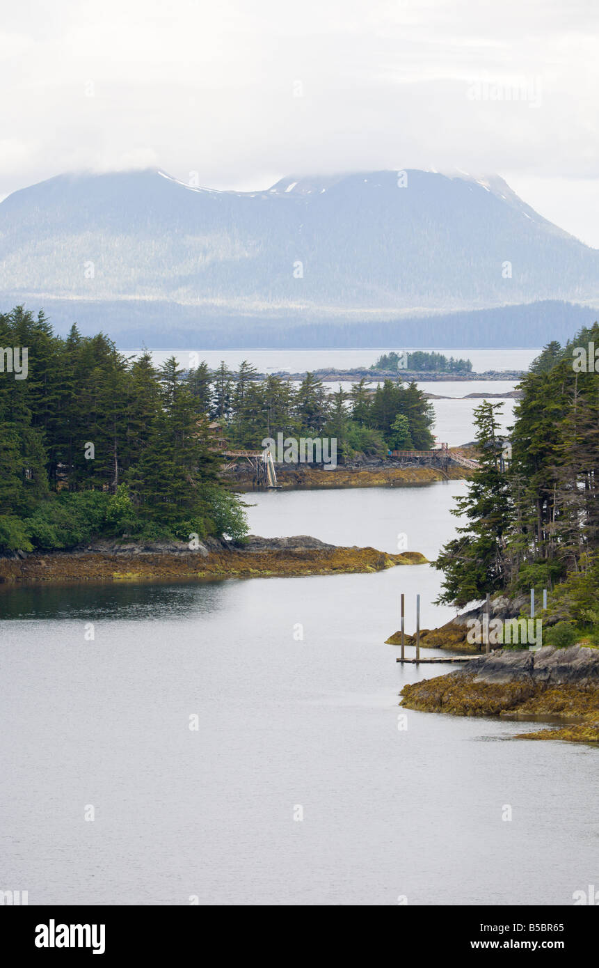 La côte rocheuse de la Manche orientale près de Sitka, Alaska Banque D'Images