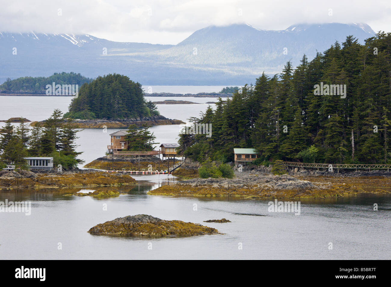Maisons sur l'île privée de l'île Rocky dans la Manche orientale près de Sitka, Alaska Banque D'Images