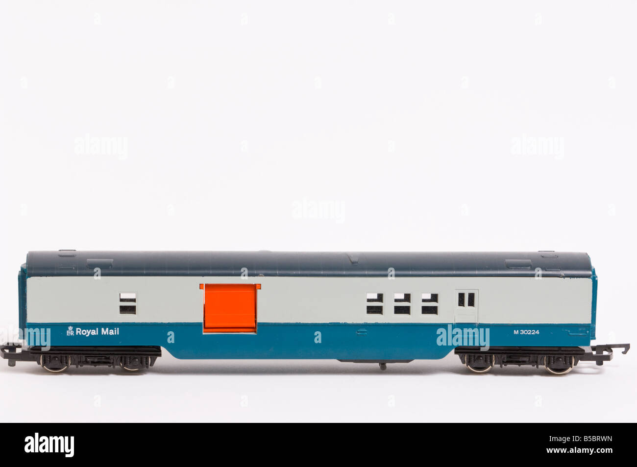 Close up d'un modèle électrique Hornby train Royal Mail transport tourné sur un fond blanc (découper) dans un studio Banque D'Images