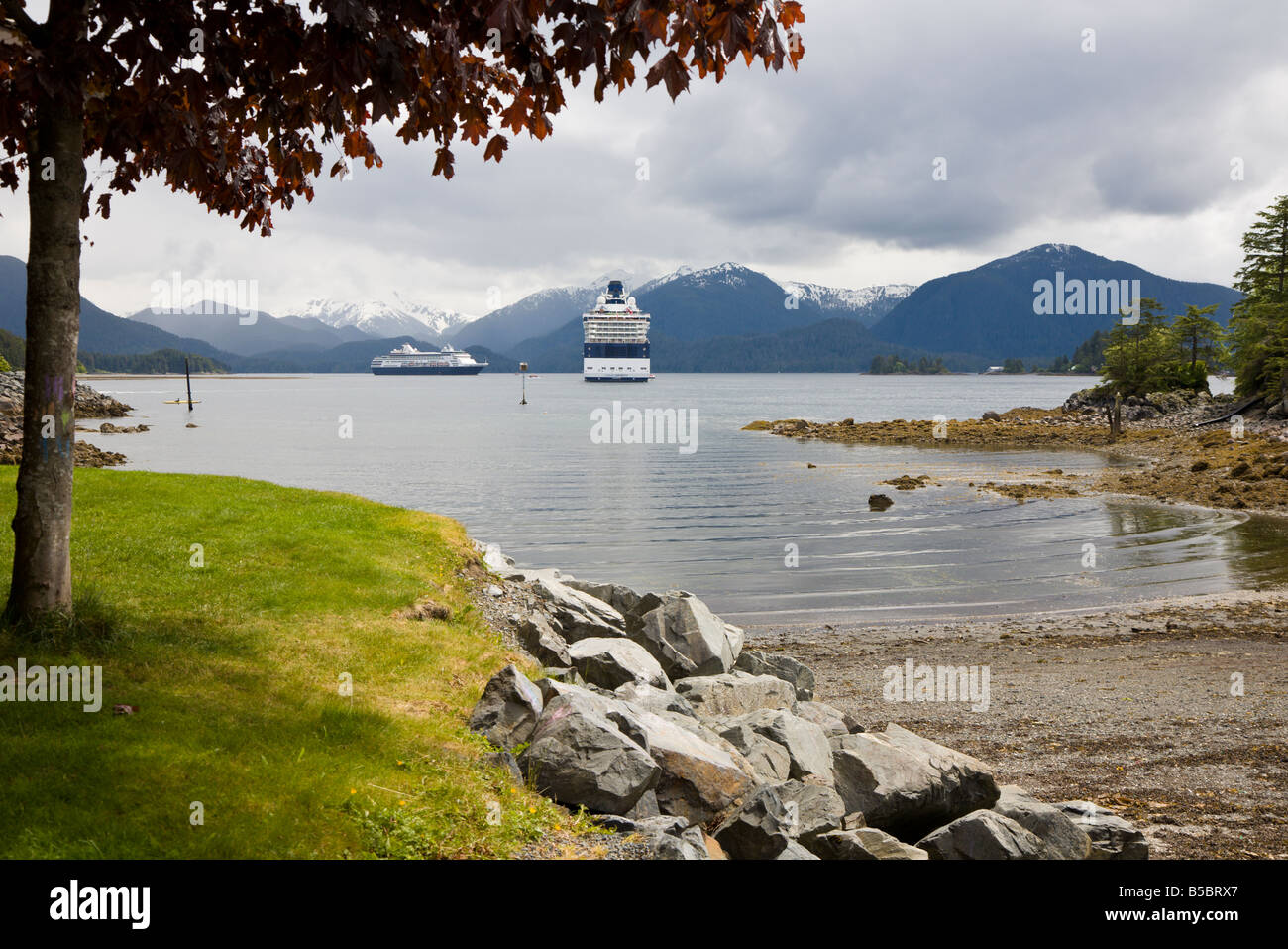 Deux bateaux de croisière amarrés dans le canal de l'Est à Sitka, Alaska Banque D'Images