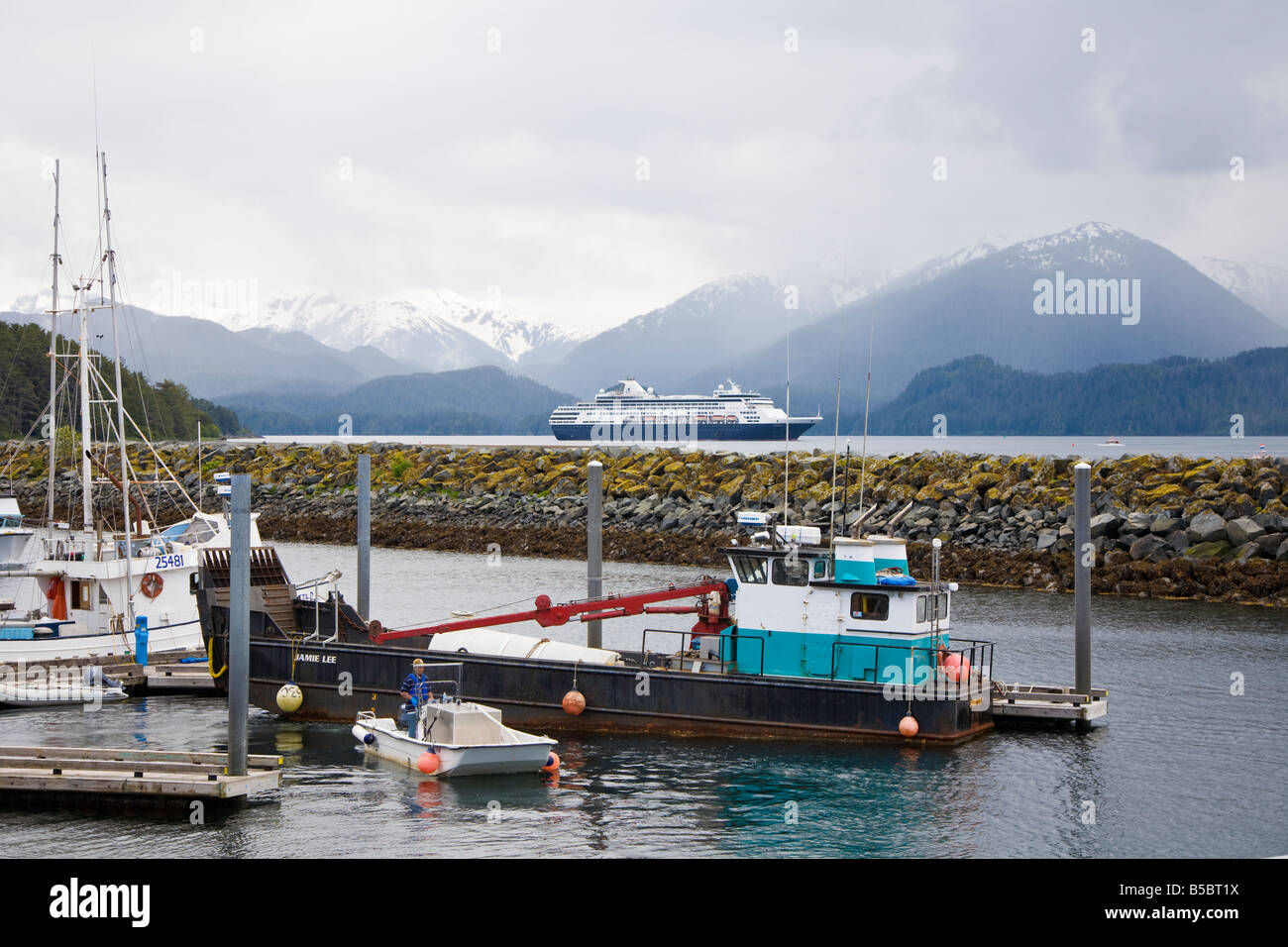 La Holland America Line Veendam bateau de croisière amarré dans le port de pêche de l'Est Canal derrière à Sitka, Alaska Banque D'Images