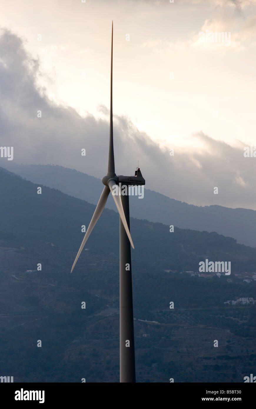 Les éoliennes qui produisent de l'énergie propre et durable, dans la Sierra Nevada de l'Andalousie, dans le sud de l'Espagne Banque D'Images Les éoliennes qui produisent de l'énergie propre et durable, dans la Sierra Nevada de l'Andalousie, dans le sud de l'Espagne Banque D'Images