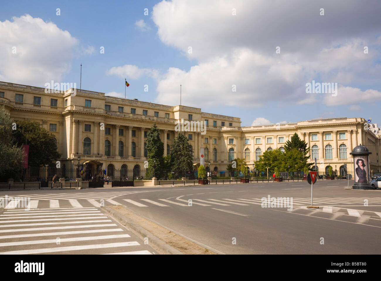 Musée national d'art building 1812 ancien Palais Royal sur la place de la révolution en centre-ville. Bucarest Roumanie Banque D'Images