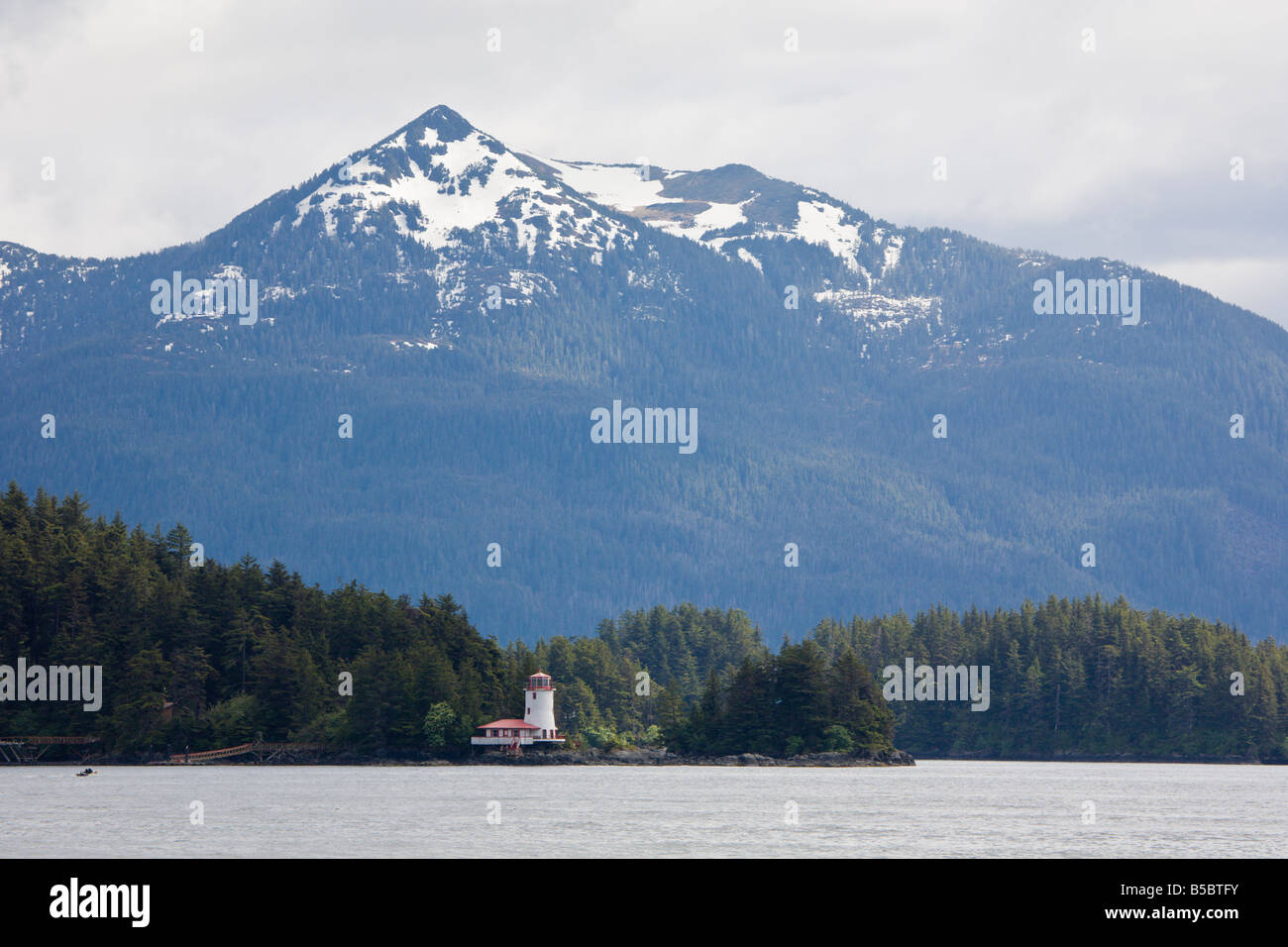 Phare en face d'une montagne sur l'île en Manche orientale de l'Inside Passage à Sitka, Alaska Banque D'Images