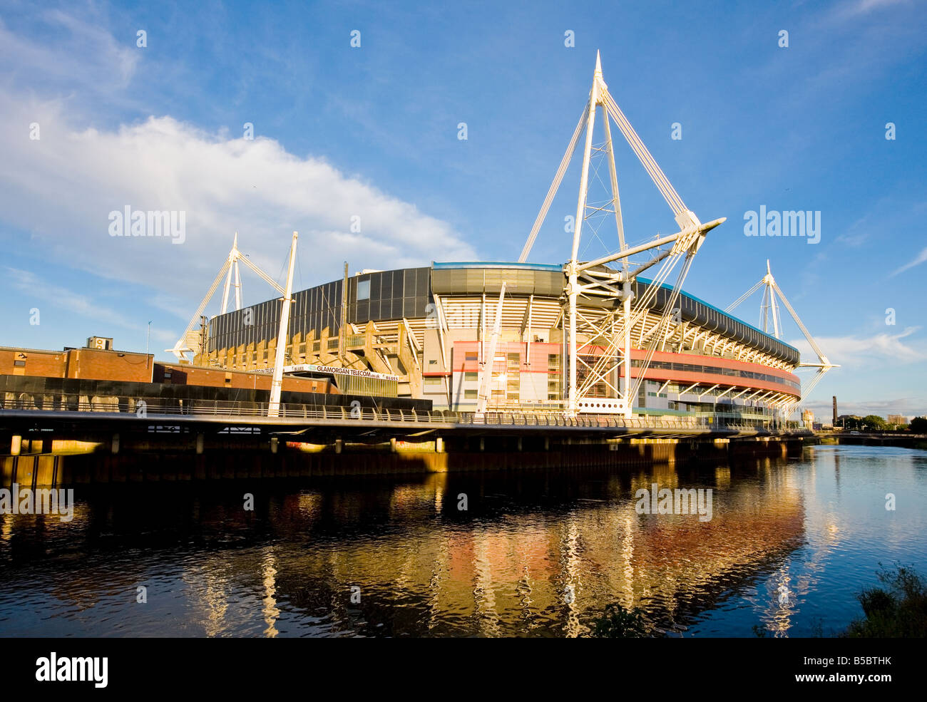 MILENIUM STADIUM SUR DE LA RIVIÈRE TAFF GALLES DU SUD Banque D'Images