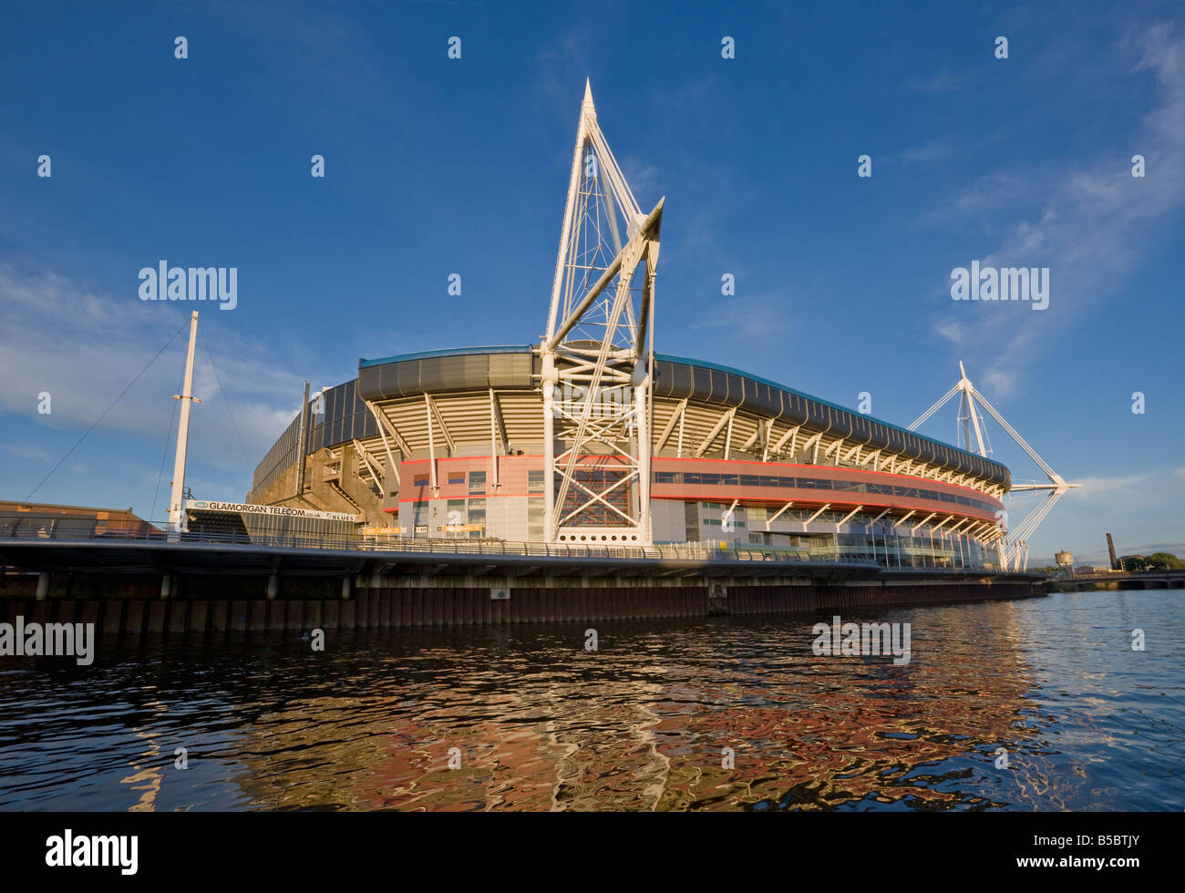 MILLENNIUM STADIUM SUR DE LA RIVIÈRE TAFF, Cardiff, PAYS DE GALLES DU SUD Banque D'Images