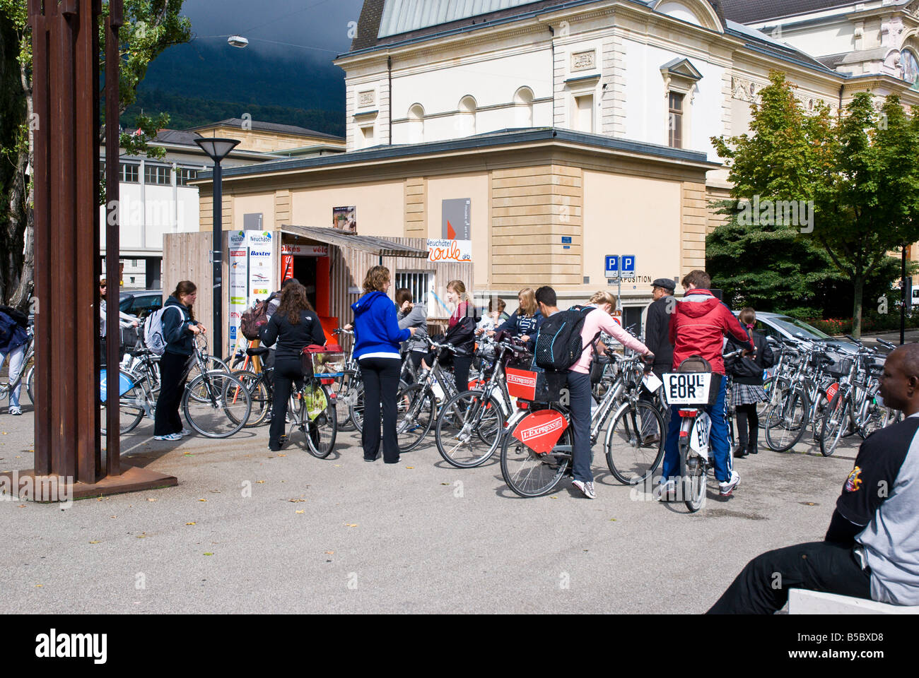 Un groupe d'hommes et de femme de louer gratuitement des vélos pour aller faire une balade de groupe Banque D'Images