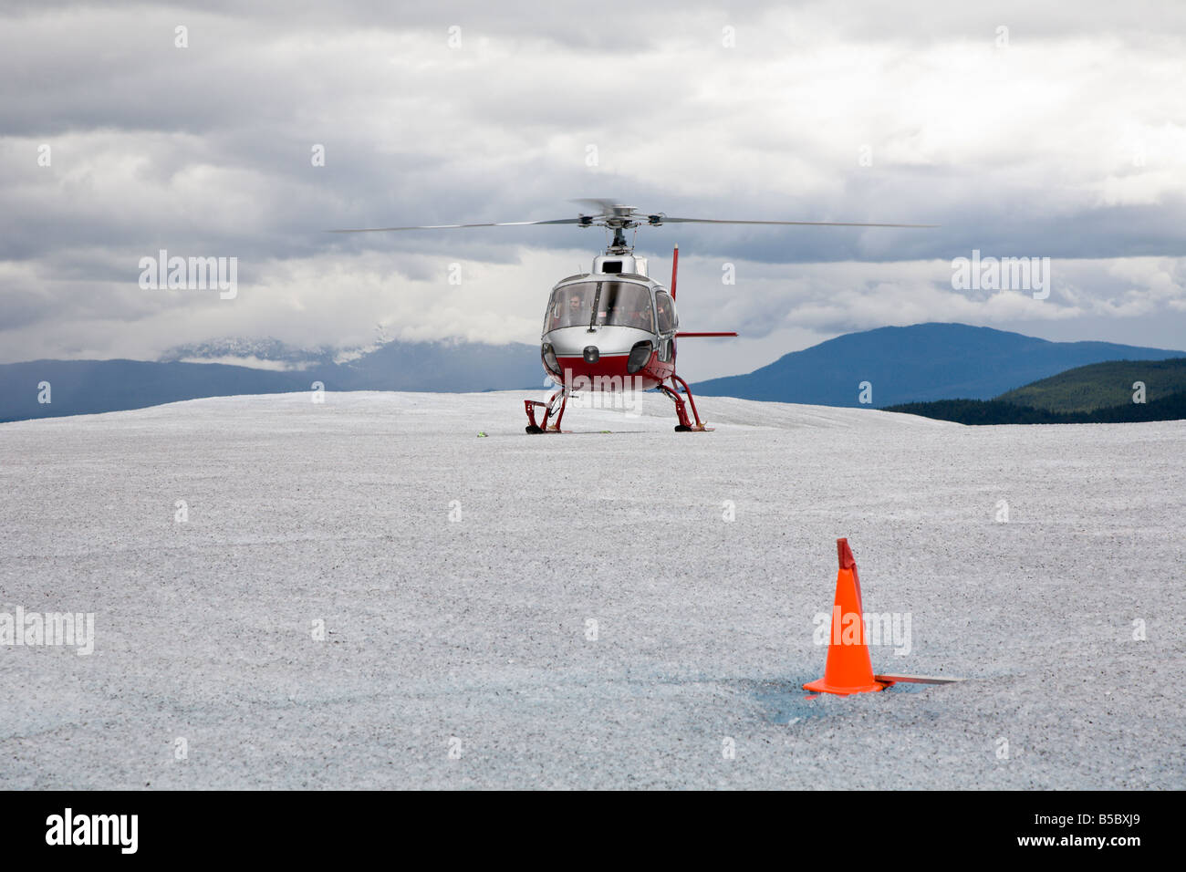 L'atterrissage de l'hélicoptère au-dessus de Mendenhall Glacier près de Juneau en Alaska Banque D'Images