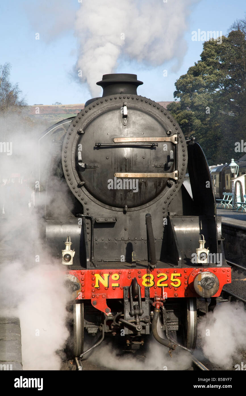 La plate-forme Grosmont - classe 1930 S15 Maunsell 4-6-0 la conception des locomotives de trains de marchandises Ex SR 825 BR (30825). North Yorkshire Moors Railway, UK Banque D'Images