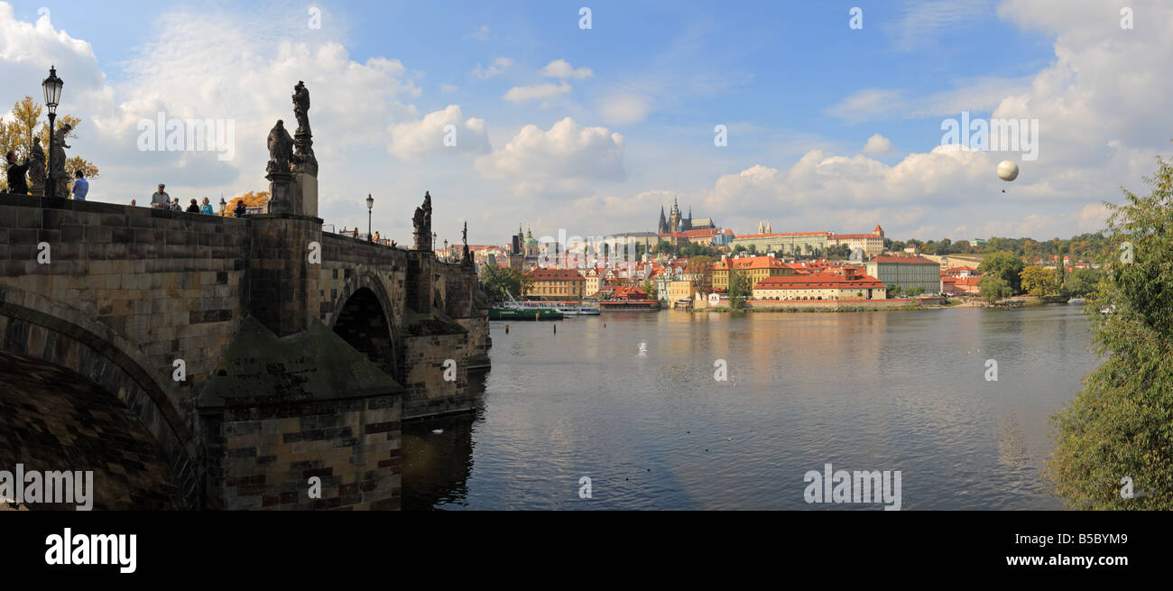 Le Pont Charles avec la cathédrale Saint-Guy derrière, Prague, République Tchèque Banque D'Images