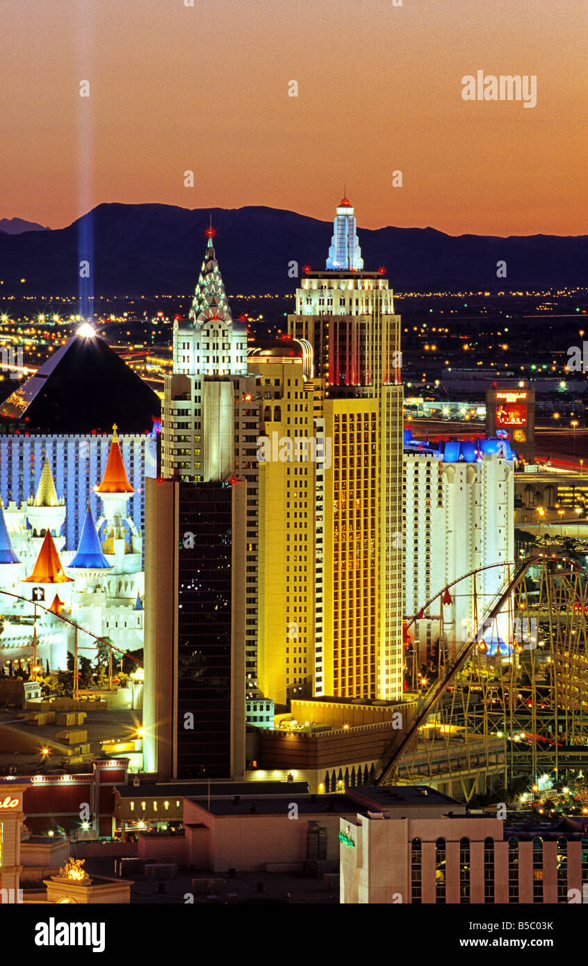 Coucher de soleil sur Las Vegas Boulevard et ses environs hôtels casinos, vue du casino Stratosphere Tower Las Vegas NEVADA USA Banque D'Images