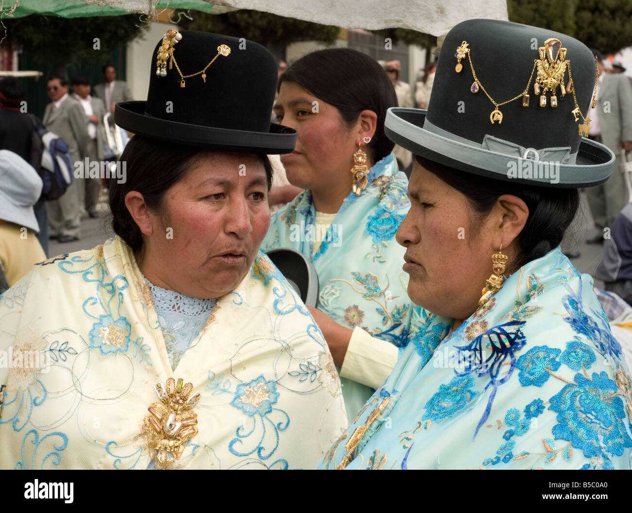 La paz Bolivie fête locale robe colorée de destination touristique contemporain horizontal des chapeaux femmes Aymara Amérique du Sud Banque D'Images