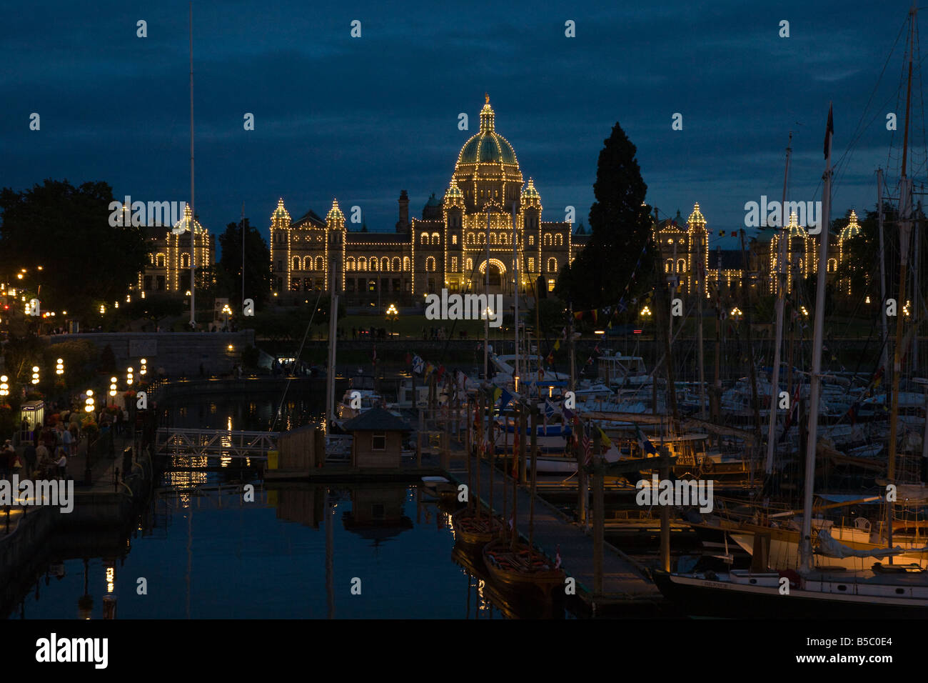 Les grands voiliers remplissent le port au coucher du soleil pendant le Tall Ships Festival à Victoria en Colombie-Britannique Banque D'Images Les grands voiliers remplissent le port au coucher du soleil pendant le Tall Ships Festival à Victoria en Colombie-Britannique Banque D'Images