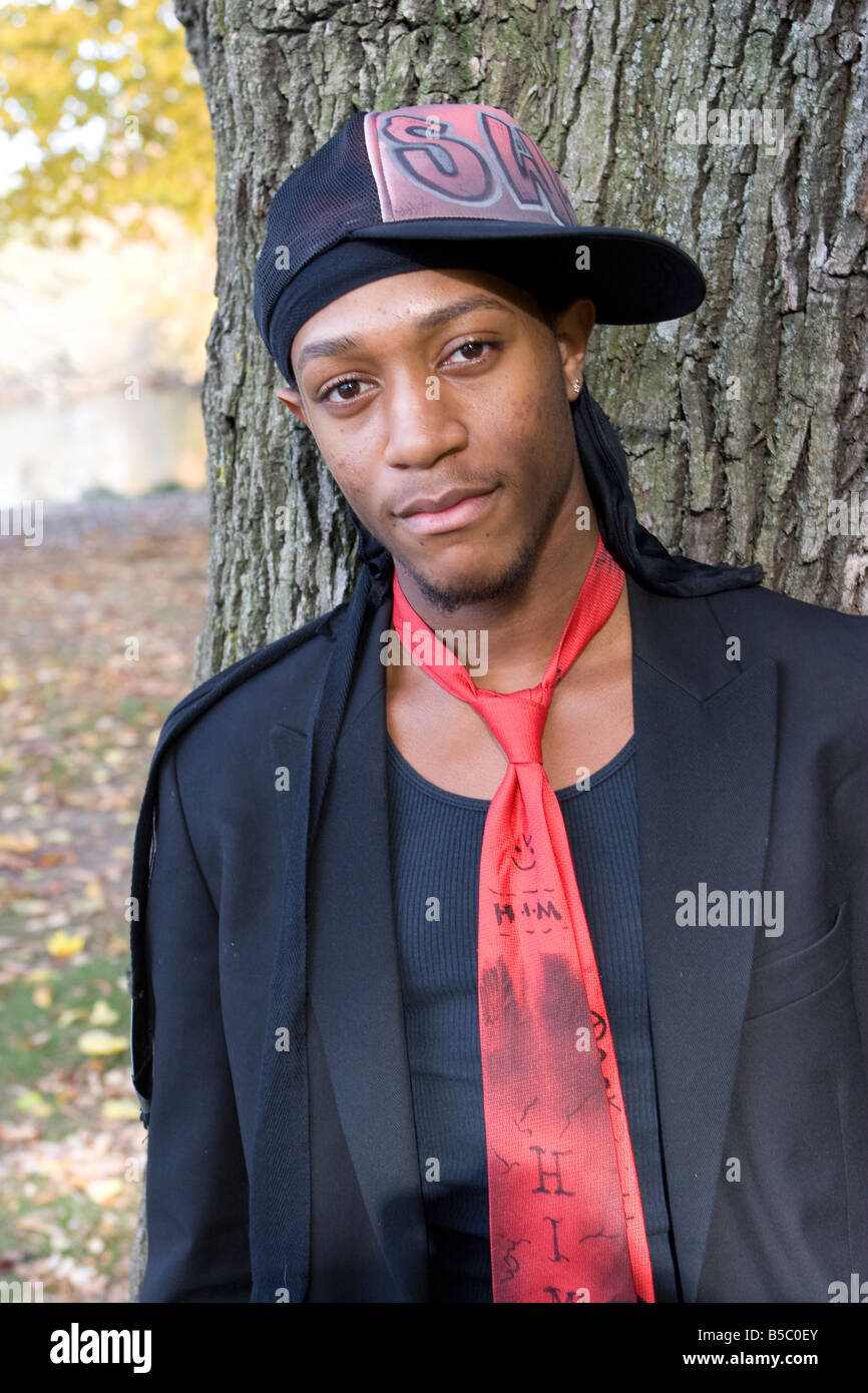 Portrait d'un adolescent avec une poussée de la mode et de l'expression de soi à Brooklyn New York Banque D'Images