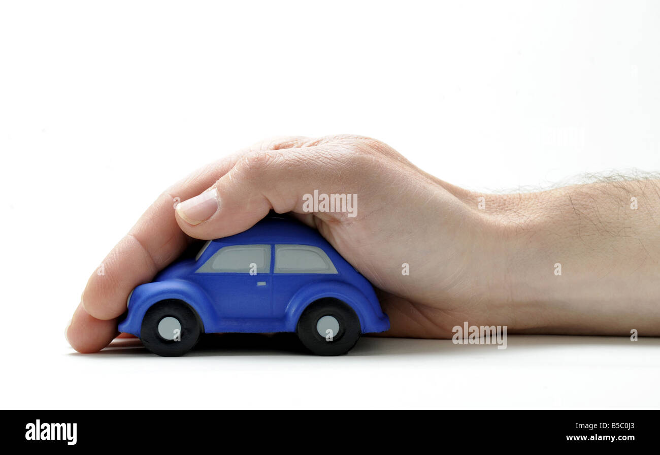 Une voiture modèle PROTÉGÉ PAR UNE MAIN VOITURE MANS RE ASSURANCE PROTECTION DE L'AUGMENTATION DES COÛTS DES RÉPARATIONS VOITURE VOL AUTOMOBILE MÉCANIQUE GARAGES UK. Banque D'Images