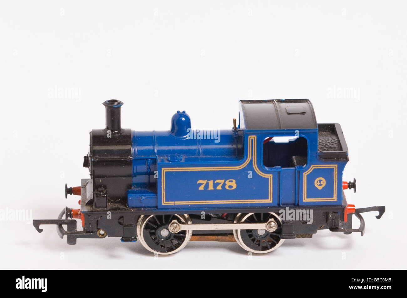 Gros plan d'une petite machine à vapeur 7178 Hornby train miniature en bleu livery tourné sur un fond blanc (découper) dans un studio Banque D'Images