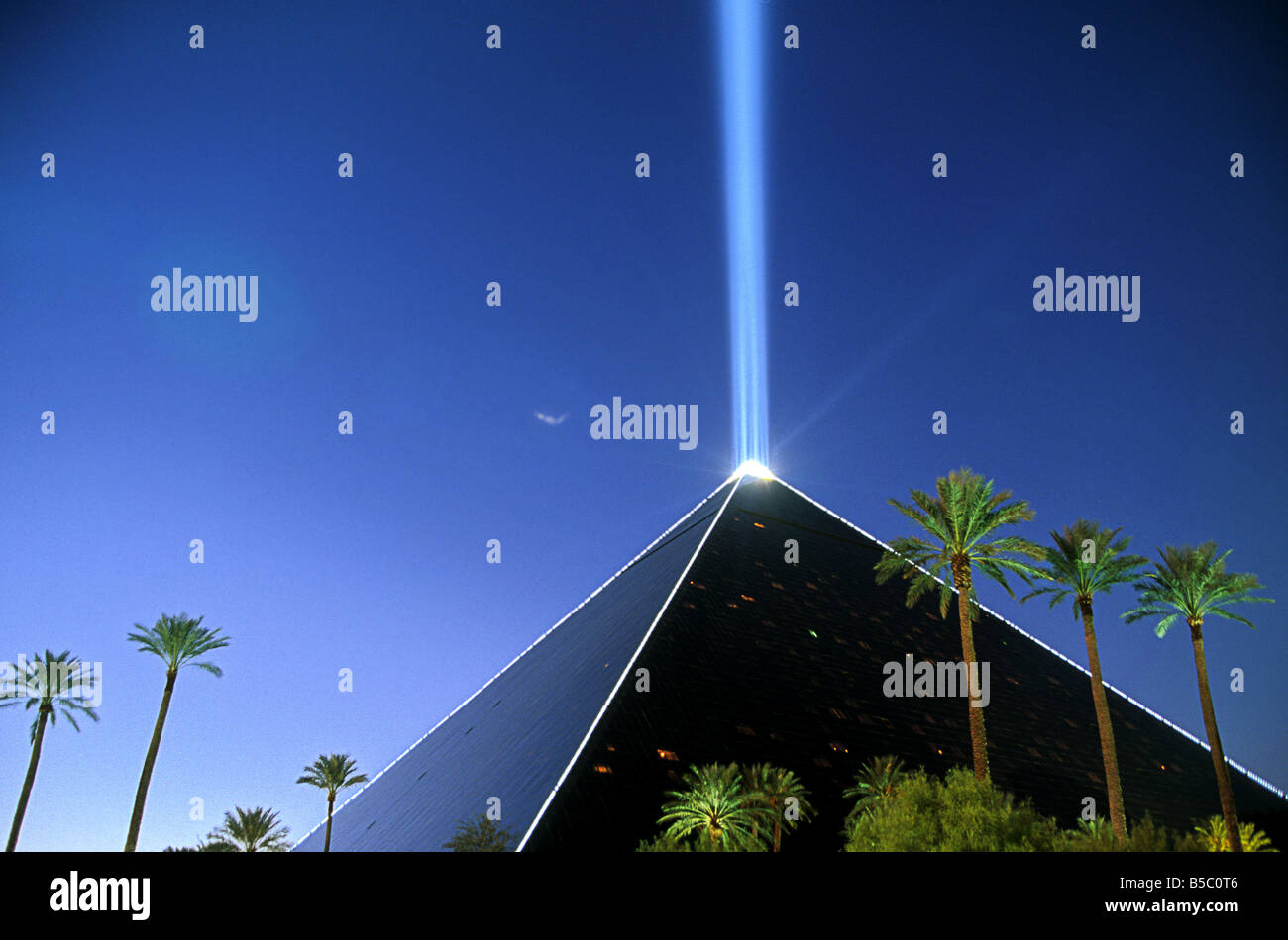 34 pyramide étagée et lumière du Luxor Hotel and Casino Las Vegas NEVADA USA Banque D'Images