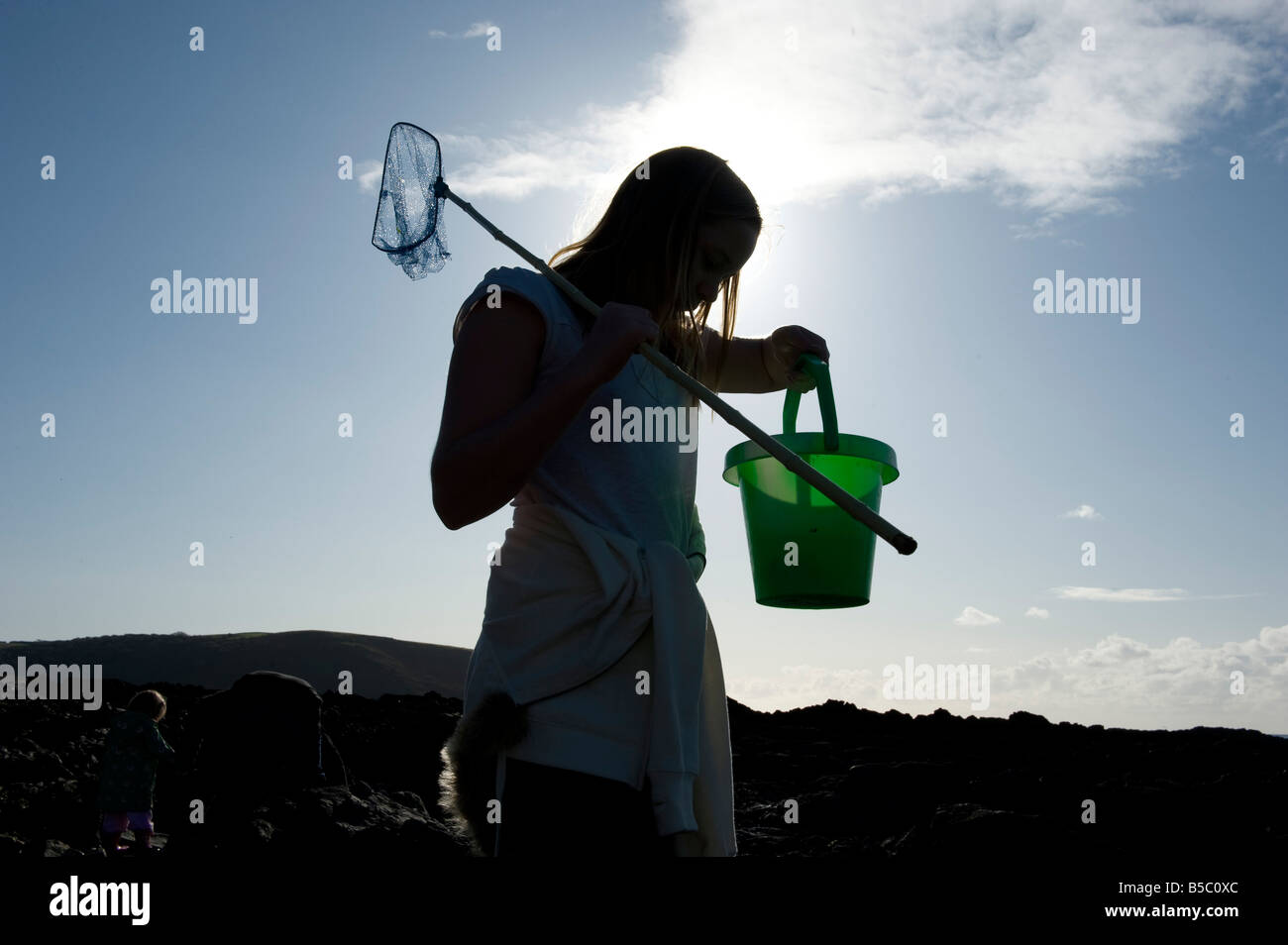 Sur la plage les résultats d'étang sont scrutées de trempage sur Wembury plage près de Plymouth Banque D'Images