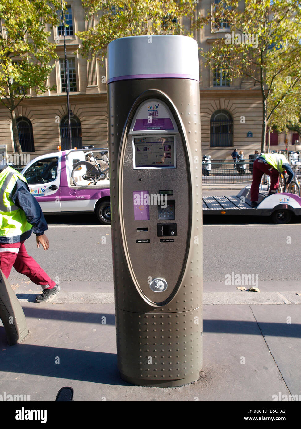 L'un des postes de lecture de carte pour la liberté d'une carte Vélib' des vélos à l'Hôtel de Ville de Paris. Le programme est soutenu par la Mairie de Paris Banque D'Images