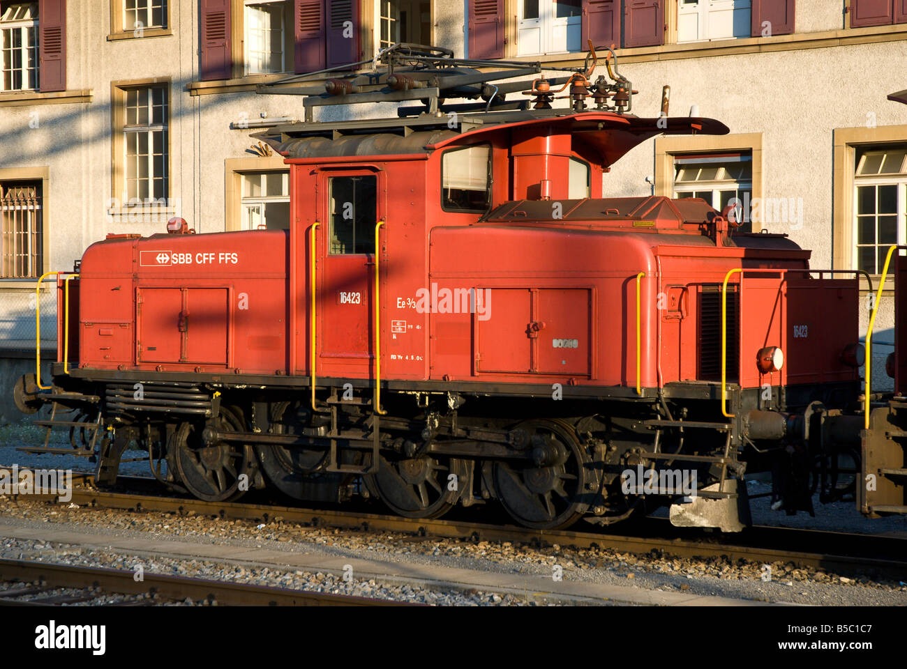 Le moteur d'un train se trouve dans la cour à l'Neuchâtel Suisse gare Ee 3/3 Banque D'Images