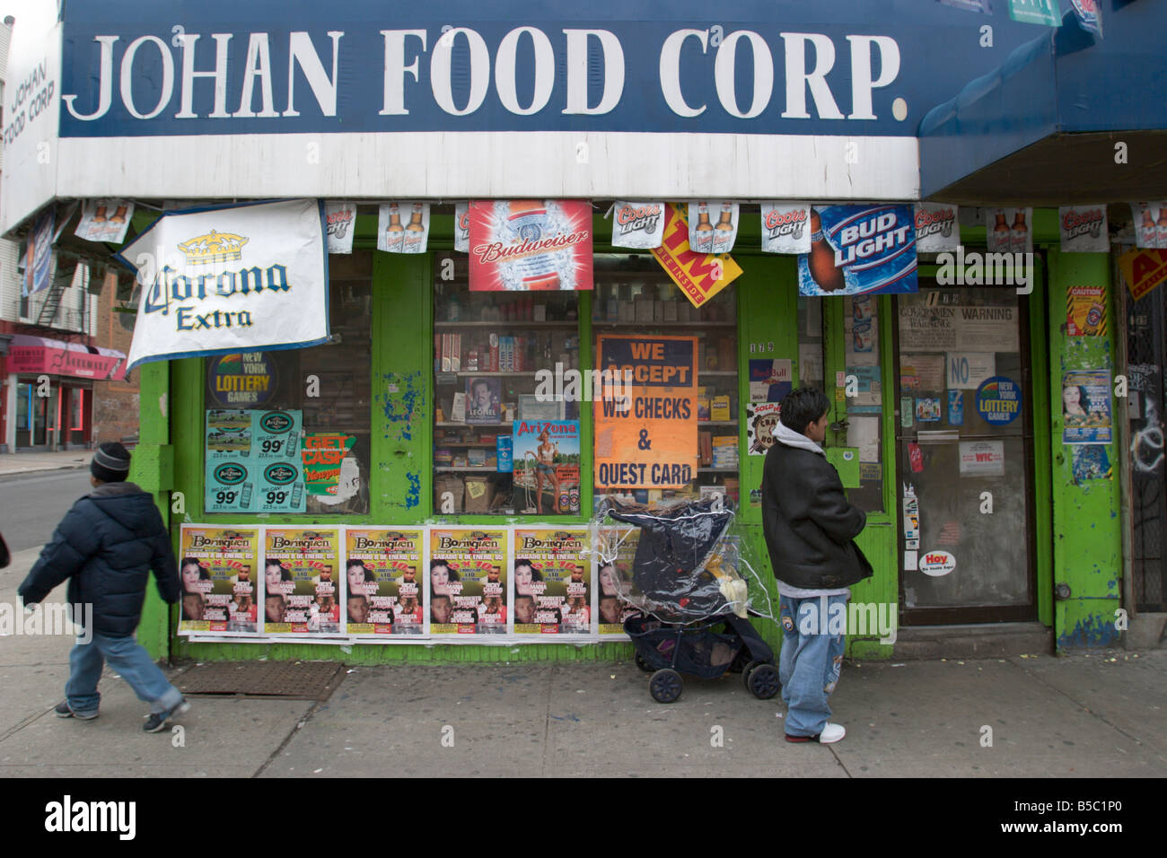 Type Bodega boutique dans un quartier pauvre de Brooklyn New York Banque D'Images