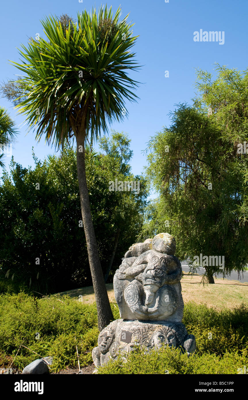 Sculpture extérieure à Taupo, Île du Nord, Nouvelle-Zélande. Il représente l'histoire maorie de la création. Banque D'Images