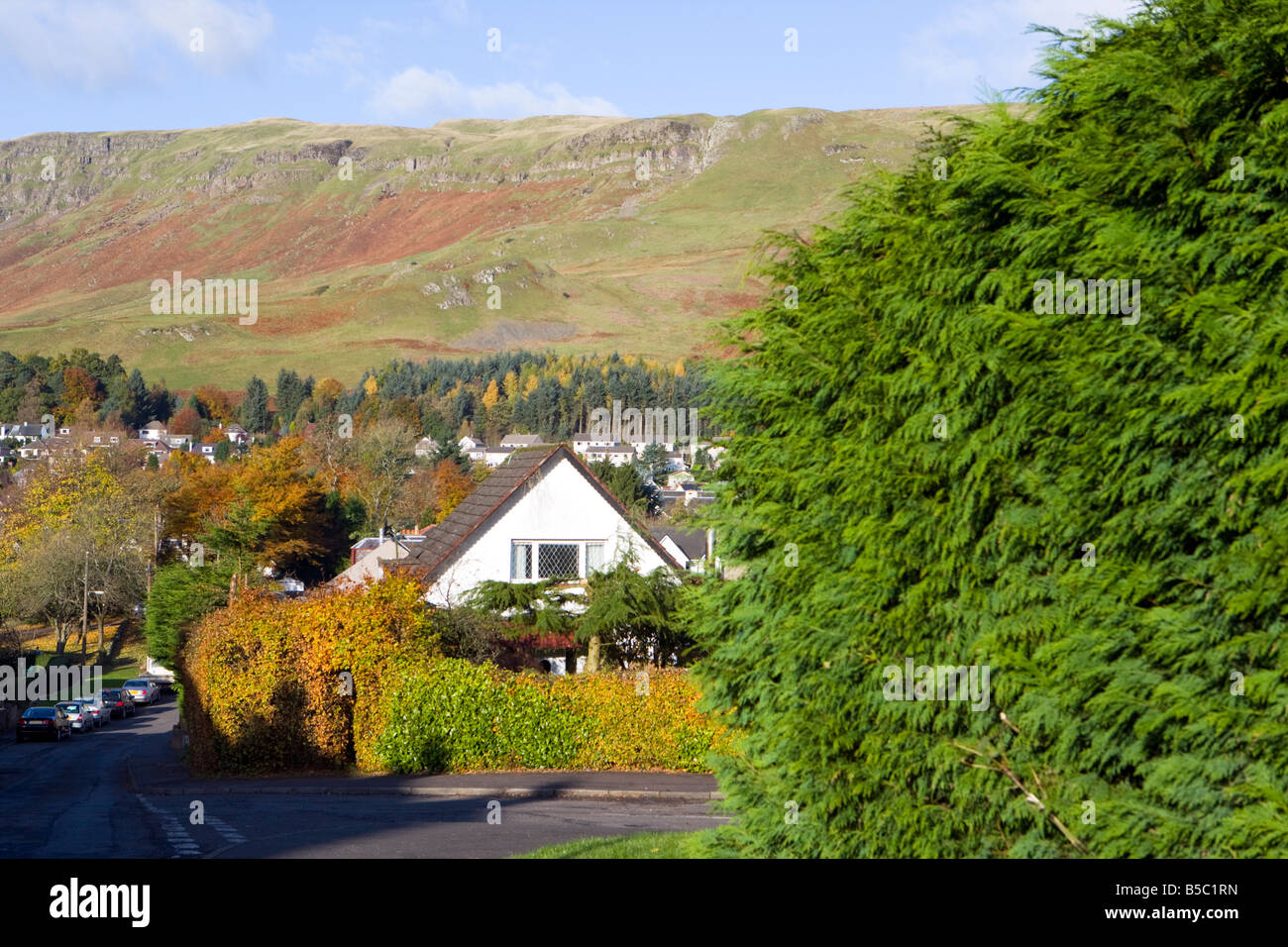 Le VILLAGE DE STRATHBLANE PRÈS DE GLASGOW MILNGAVIE ET AVEC L'AUTOMNE DANS LES COLLINES DE CAMPSIE EN ARRIÈRE-PLAN Banque D'Images