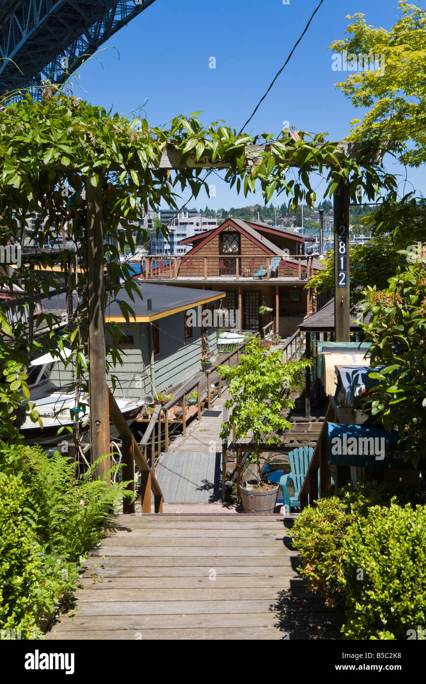 Les maisons flottantes sur la rive ouest de Lake Union à Seattle, Washington, sous le pont de l'avenue Aurora Banque D'Images