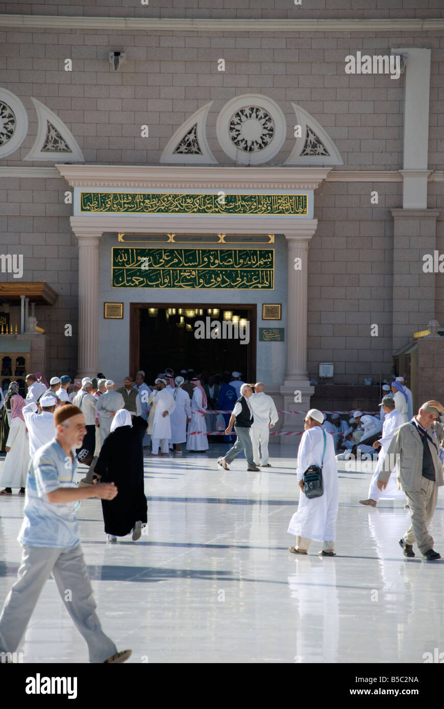 Pèlerins en sortant de l'Bab al Baqi porte après qu'ils ont visité la tombe du prophète Mahomet Médine Arabie Saoudite Banque D'Images