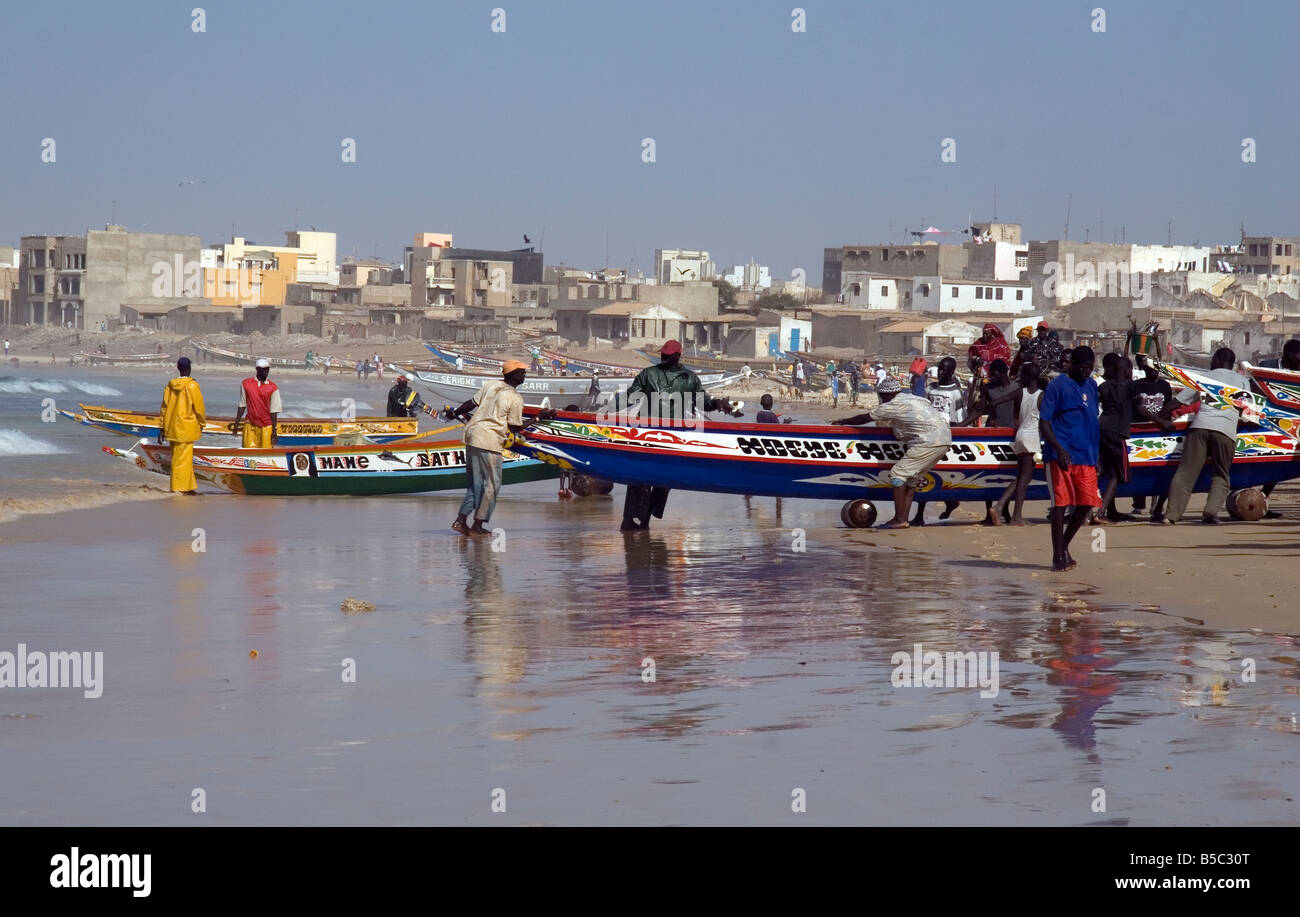 Le débarquement d'un bateau de pêche à Dakar Yoff Sénégal Afrique de l'Ouest Banque D'Images