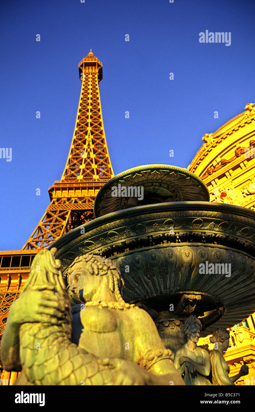 Taille demi-réplique de la Tour Eiffel à l'Paris casino Las Vegas NEVADA USA Banque D'Images