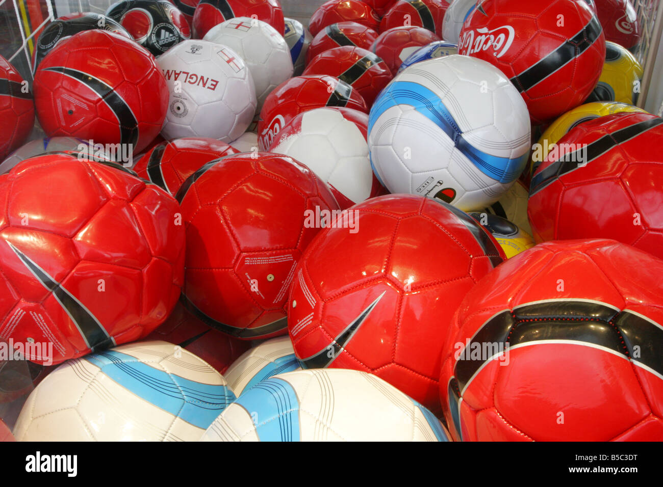 Ballons dans la fenêtre d'arcade Banque D'Images