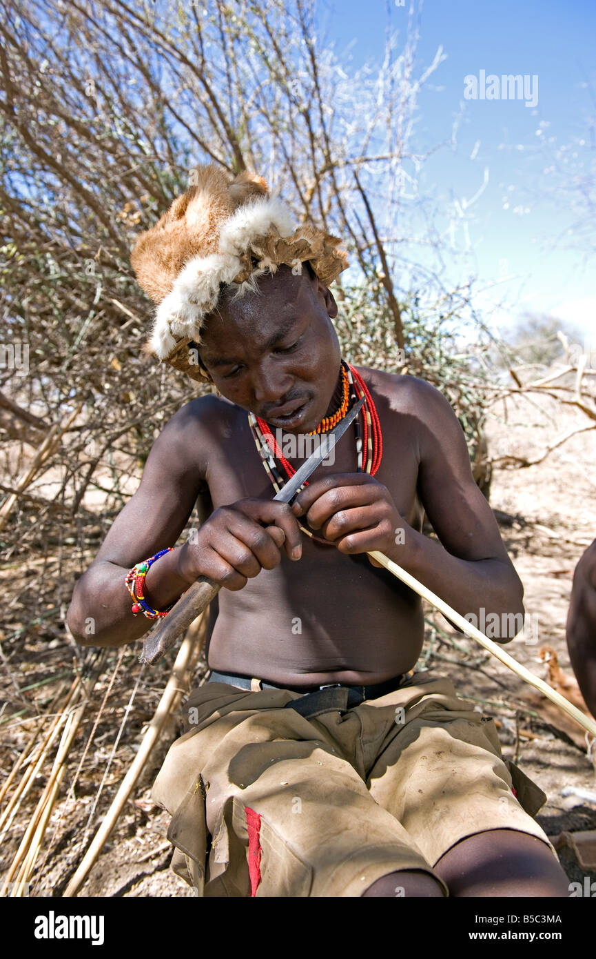 Un membre de la tribu Hadza se prépare à aller chasser Lake Eyasi Tanzanie Banque D'Images