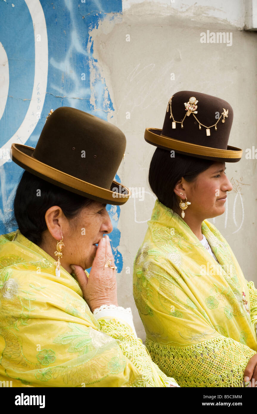 La paz Bolivie fête locale robe colorée de destination touristique contemporain chapeaux femmes verticale jaune en Amérique du Sud l'Aymara Banque D'Images