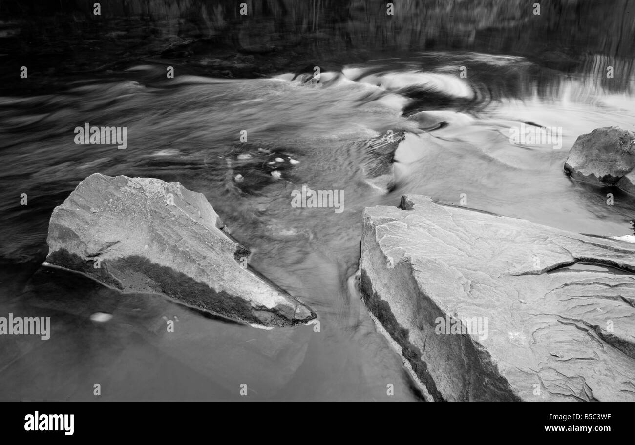 Une rivière avec une pierre noir et blanc 'paysage' Banque D'Images