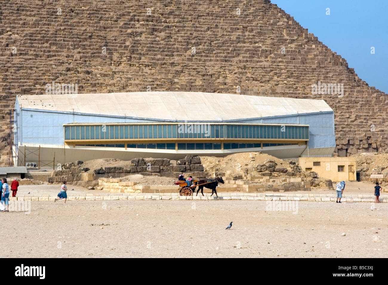 Le musée de bateau solaire pyramide de Khafré, pyramide de Gizeh, Le Caire complexes Banque D'Images
