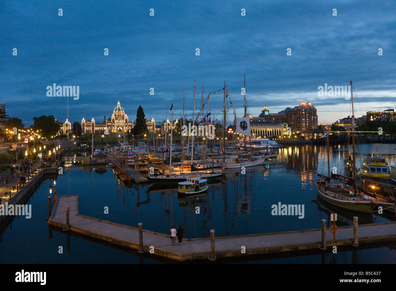 Les grands voiliers remplissent le port au coucher du soleil pendant le Tall Ships Festival à Victoria en Colombie-Britannique Banque D'Images Les grands voiliers remplissent le port au coucher du soleil pendant le Tall Ships Festival à Victoria en Colombie-Britannique Banque D'Images