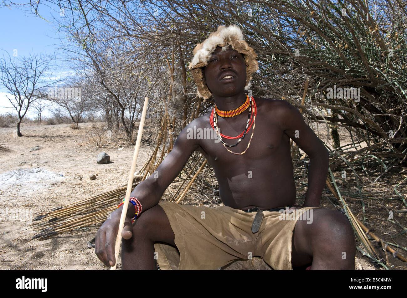 Membre de la tribu Hadza au lac Eyasi Tanzanie prépare à aller à la chasse Banque D'Images