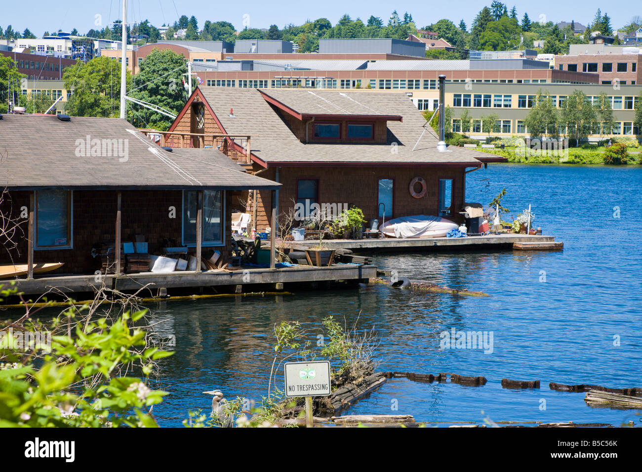 Les maisons flottantes sur la rive ouest de Lake Union à Seattle, Washington, sous le pont de l'avenue Aurora Banque D'Images