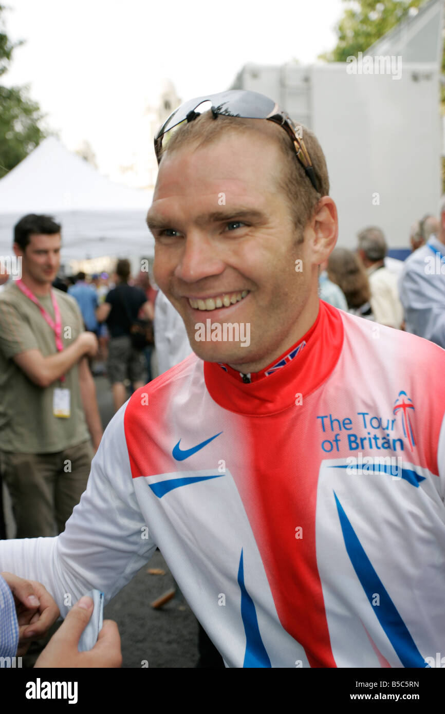 Le cycliste professionnel Roger Hammond, champion britannique de course de route lors du Tour of Britain 2005, après avoir terminé la dernière étape à Londres. Banque D'Images