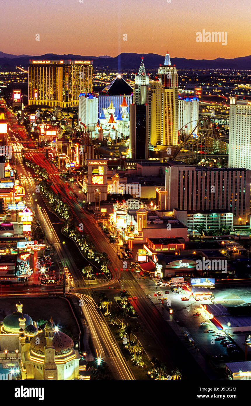Coucher de soleil sur Las Vegas Boulevard et ses environs hôtels casinos, vue du casino Stratosphere Tower Las Vegas NEVADA USA Banque D'Images