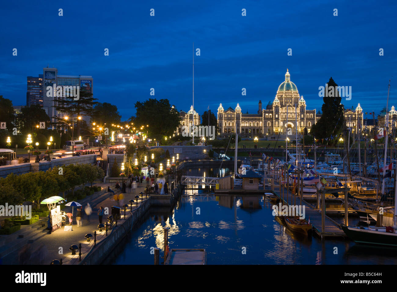 Les grands voiliers remplissent le port au coucher du soleil pendant le Tall Ships Festival à Victoria en Colombie-Britannique Banque D'Images Les grands voiliers remplissent le port au coucher du soleil pendant le Tall Ships Festival à Victoria en Colombie-Britannique Banque D'Images
