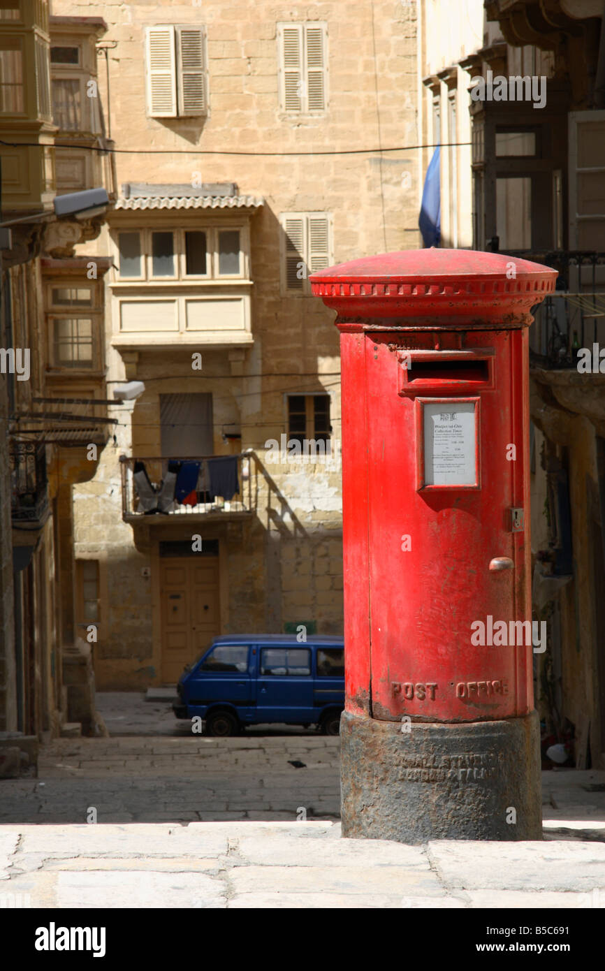 Un rouge lumineux Postbox dans 'Old Bakery Street', La Valette, Malte. Banque D'Images