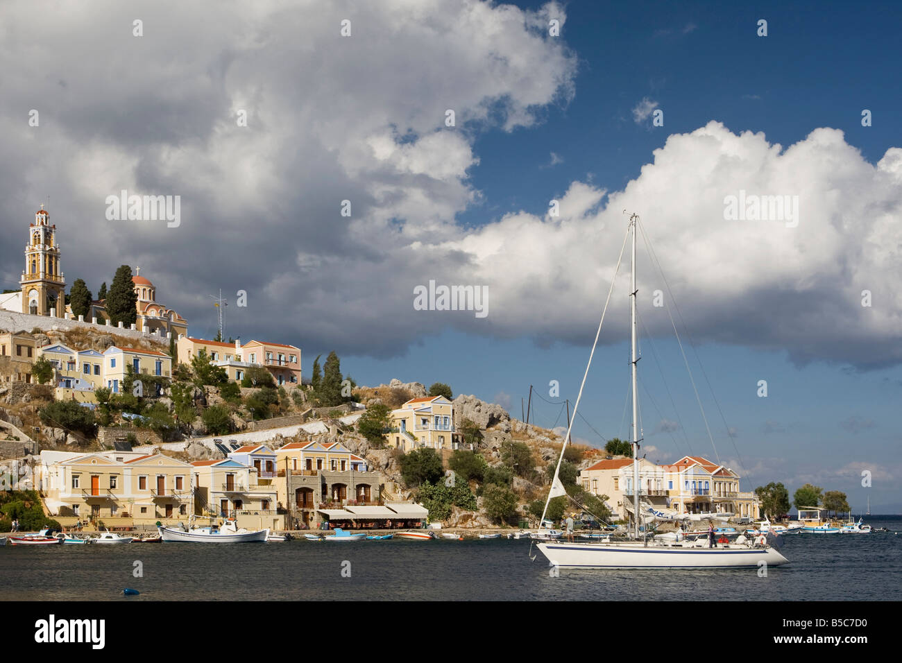 Des bateaux et des maisons sur le port pittoresque de Yialos, sur l'île de Symi, Grèce Banque D'Images Des bateaux et des maisons sur le port pittoresque de Yialos, sur l'île de Symi, Grèce Banque D'Images