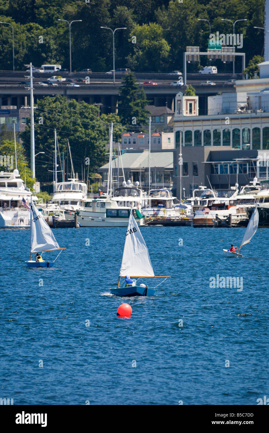 Course Enfants la pram voiliers sur Lake Union à Seattle Washington Banque D'Images