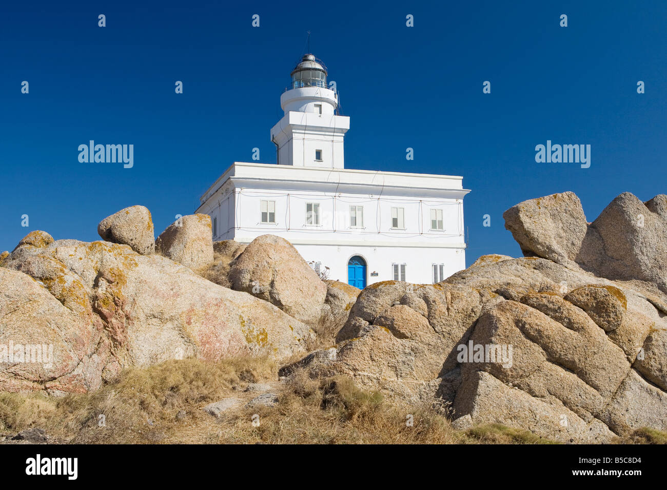 Phare sur le promontoire rocheux, Capo Testa, Santa Teresa Gallura, Sardaigne, Italie Banque D'Images